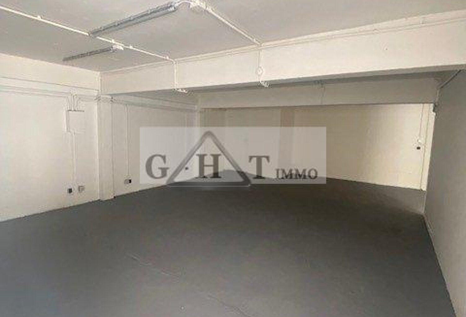 ENTREPOT  DE 100M2 A LOUER AU LILAS — photo 1