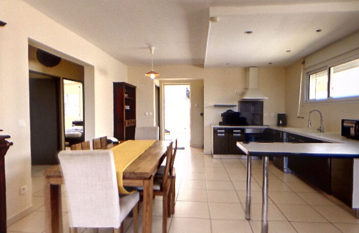 Maison F5 meublée de 125 m2 centre ville de Saint Gilles — photo 4
