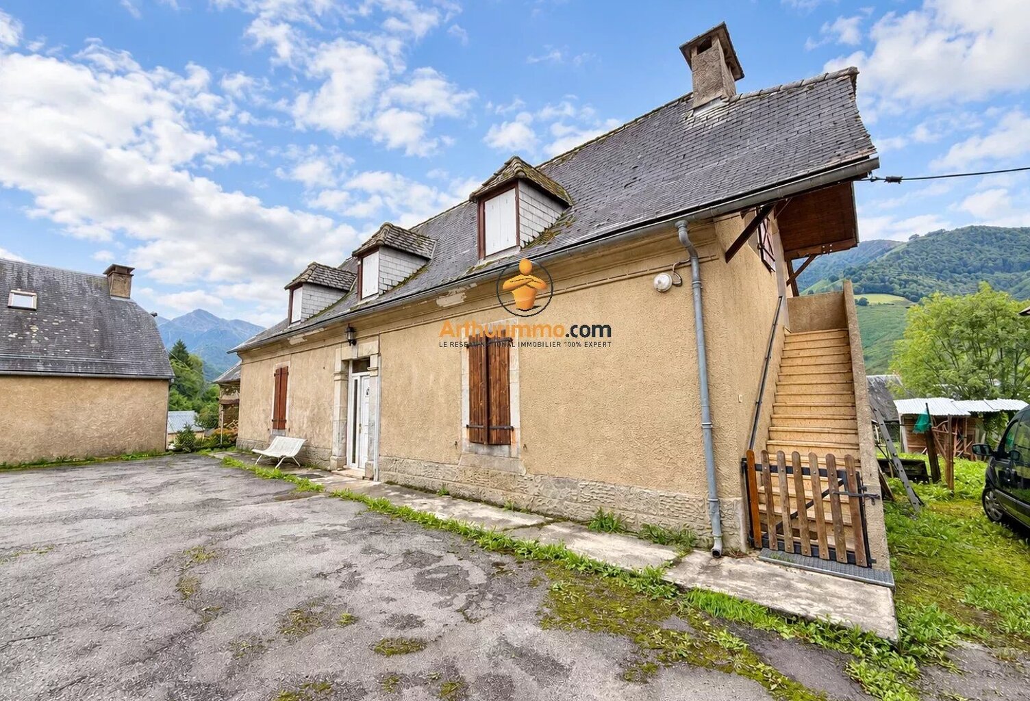 Ancien corps de ferme  à Gazost — photo 1