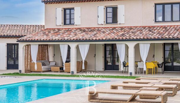 Propri&eacute;t&eacute; 8 pièces  à vendre Ongles 04230