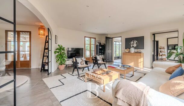 Propri&eacute;t&eacute; 8 pièces  à vendre Ongles 04230