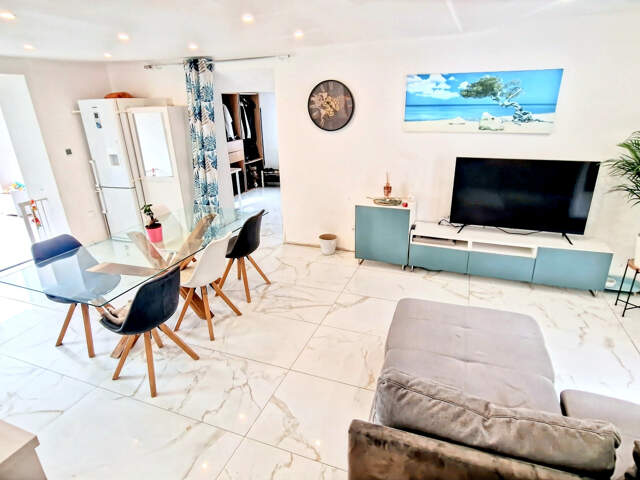 À La Ciotat   Maison T5 avec jardin arboré à 600 m de la pla — photo du bien
