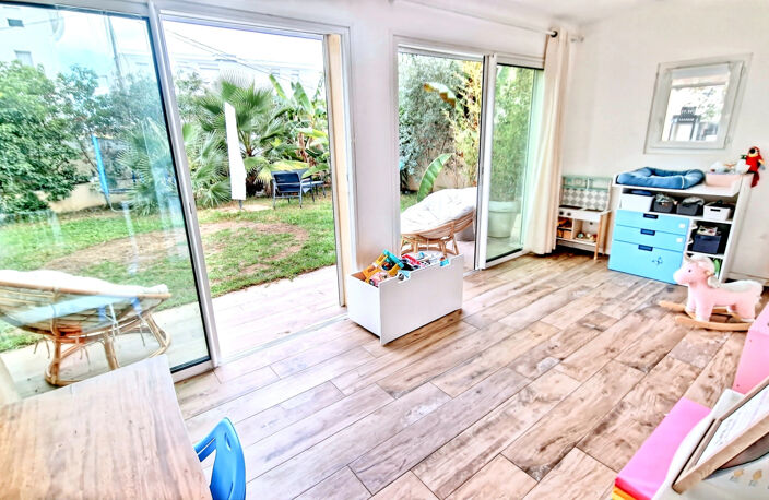 À La Ciotat   Maison T5 avec jardin arboré à 600 m de la pla — photo 3