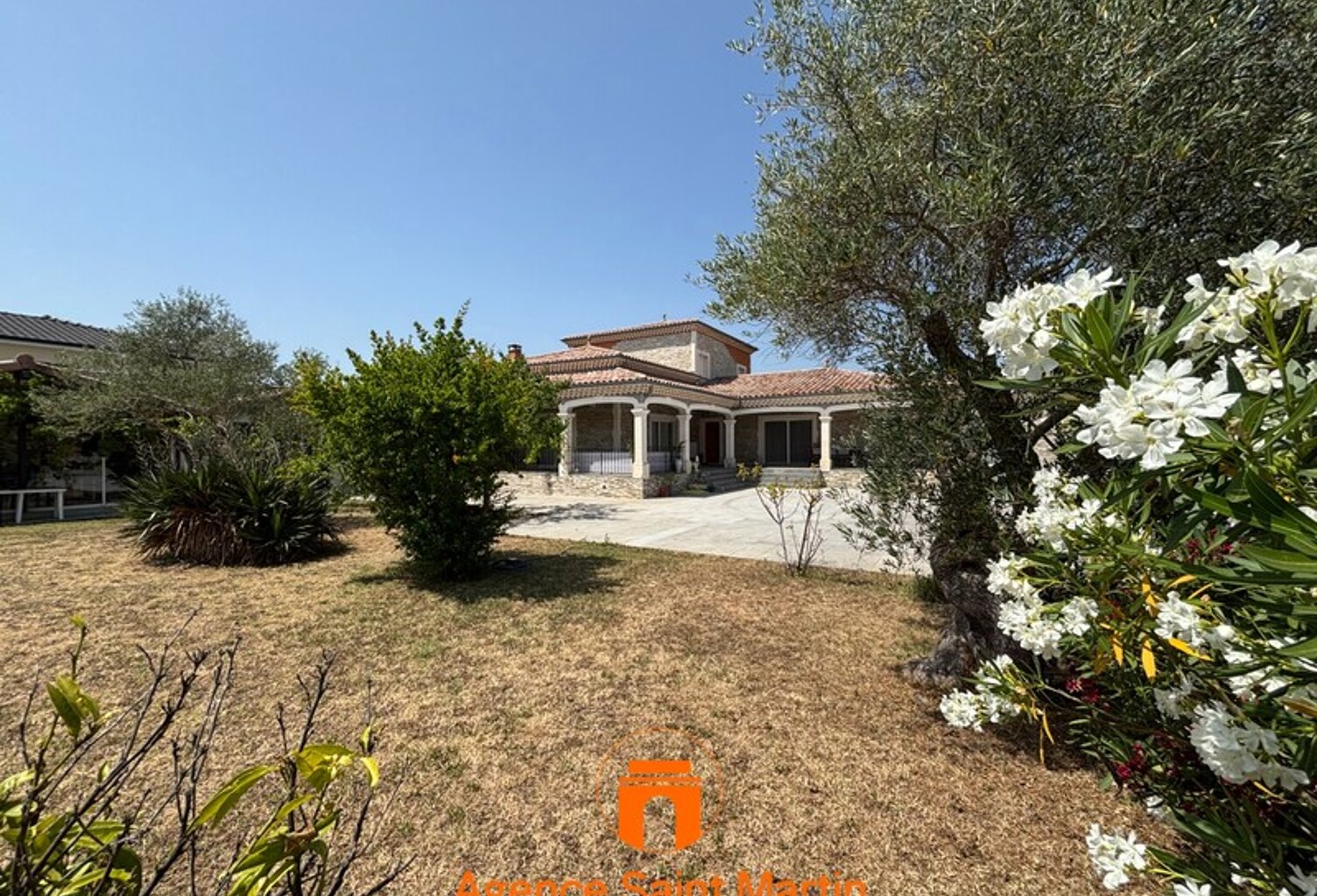 Villa — photo 1