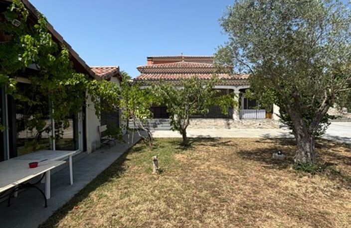 Villa — photo 2