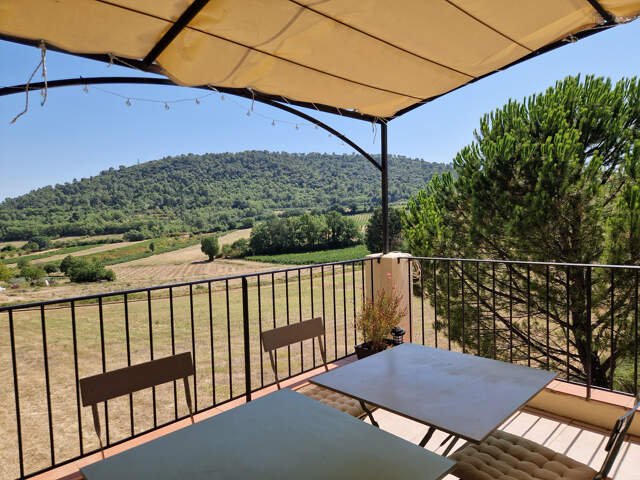 Villa avec piscine. Environnement campagne. — photo du bien