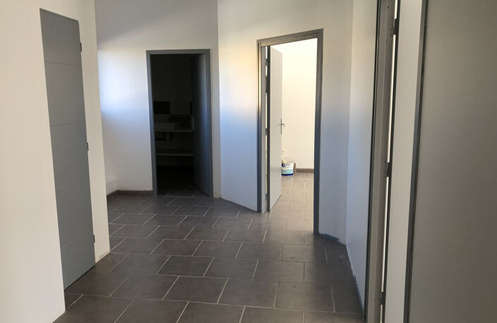 SAINT MATHIEU DE TREVIERS local commercial — photo 3