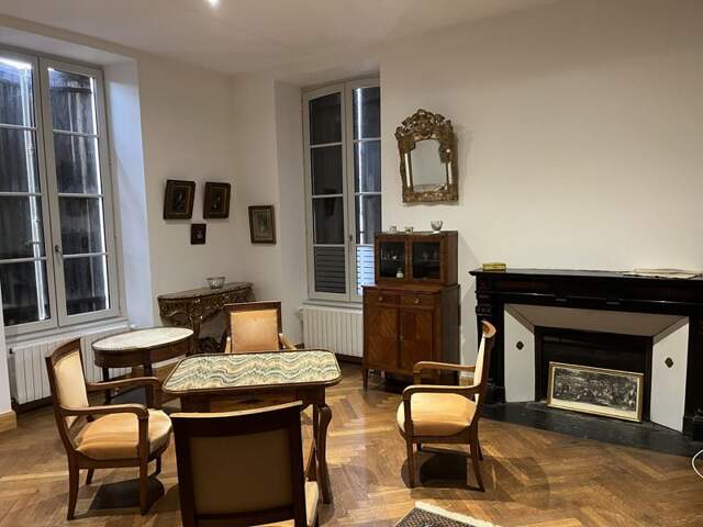 Maison en pierre de 8 pièces principales — photo du bien