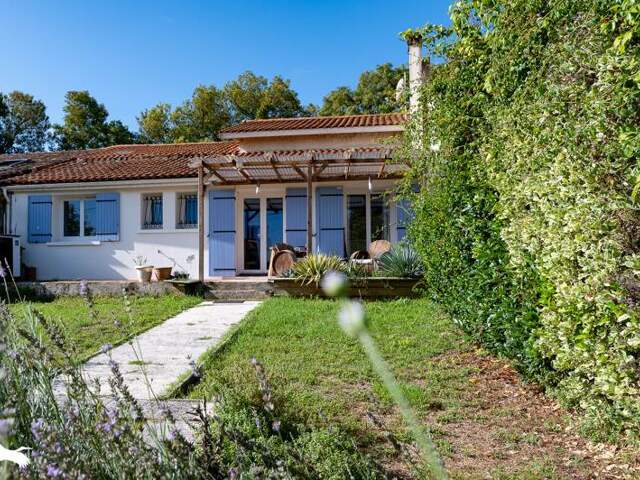 Maison en pierre de 4 pièces principales — photo du bien