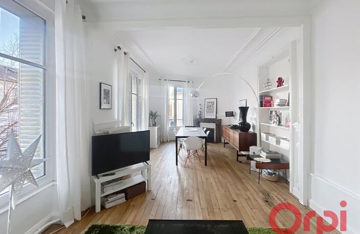APPARTEMENT STANDING VICHY T4 - BALCONS - COEUR DE VILLE - MOULURES - HAUTEUR SOUS PLAFONs — photo 3