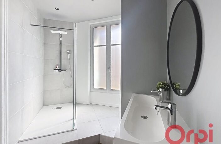 APPARTEMENT STANDING VICHY T4 - BALCONS - COEUR DE VILLE - MOULURES - HAUTEUR SOUS PLAFONs — photo 5