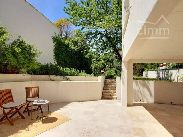 Maison de charme rénovée avec jardin, garages et excellent DPE — photo du bien