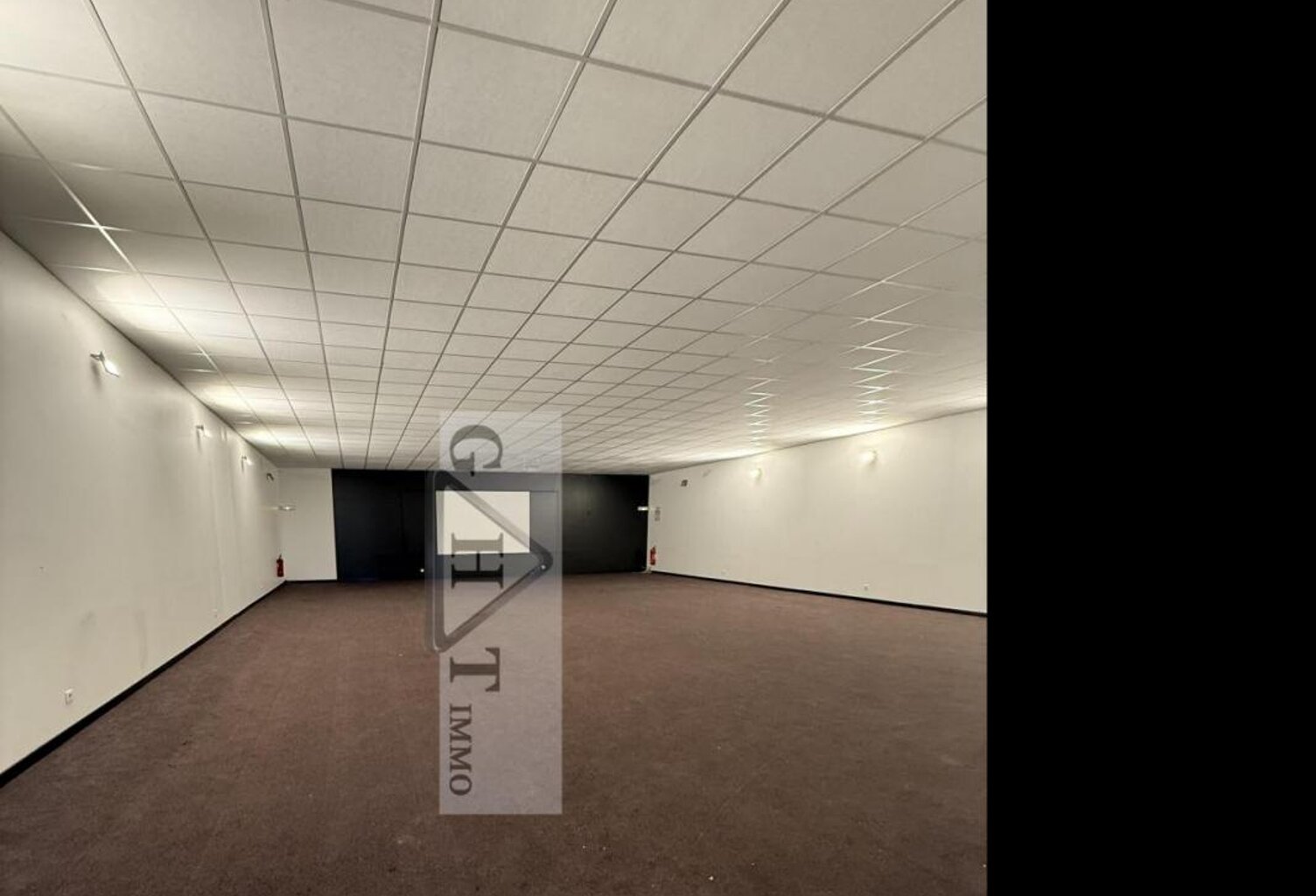 Local d'activités de 2190m2 a vendre SAINT DENIS — photo 1