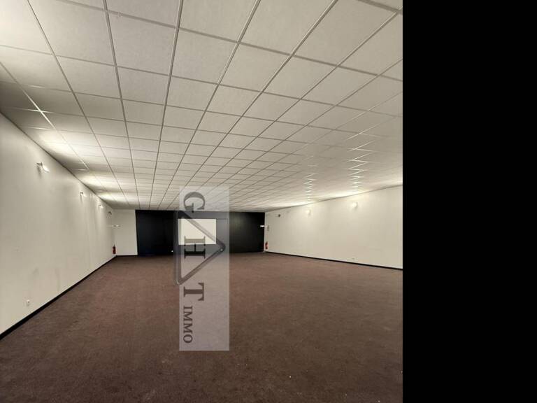Local d'activités de 2190m2 a vendre SAINT DENIS — photo 1
