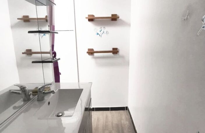 Studio + grande cabine fermée ajourée + mezzanine traversant ( — photo 4