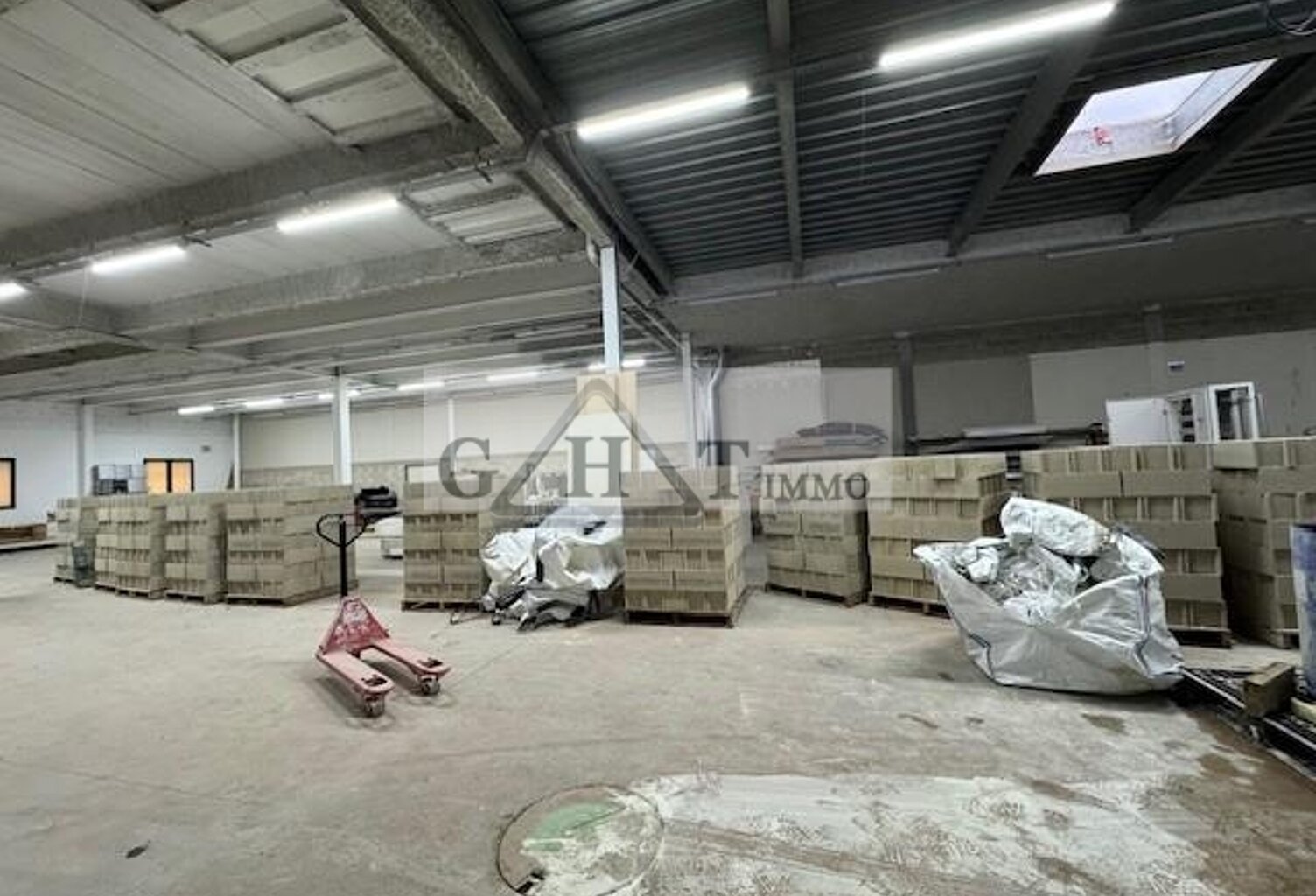 A LOUER A NEUILLY SUR MARNE 560M2 — photo 1