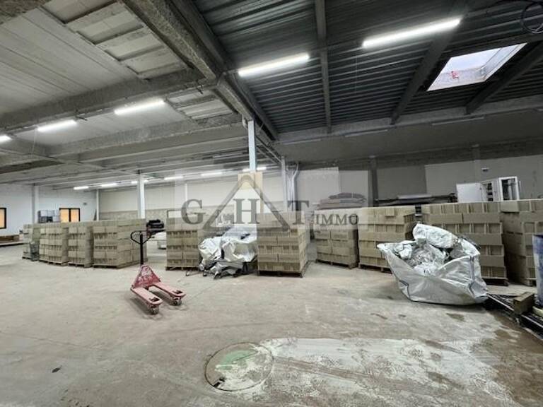 A LOUER A NEUILLY SUR MARNE 560M2 — photo 1