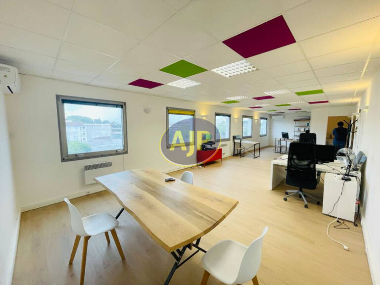Local commercial St Medard En Jalles 60 m2 Idéal investissement locatif — photo 1