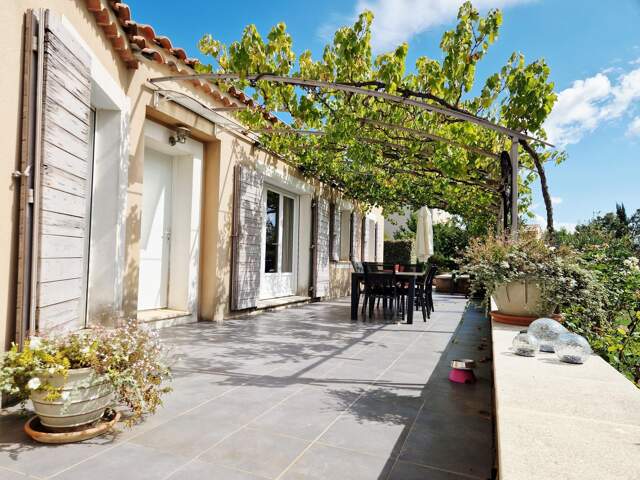 Charmante villa de 114 m²  avec piscine — photo du bien