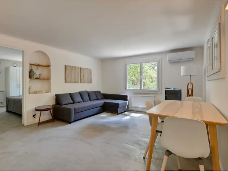 APPARTEMENT MEUBLÉ DANS UNE VILLA AU CALME AVEC TERRASSE — photo 1