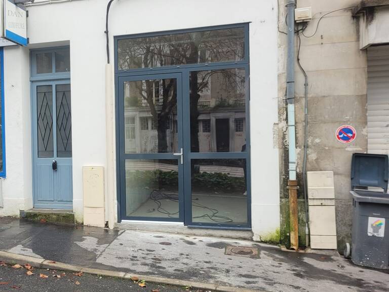 MURS COMMERCIAUX — photo 1