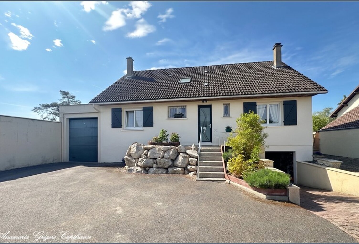 Courville-sur-Eure, belle maison de 193 m², 4 chambres, véranda, garages - 1926 m² de terrain — photo 1