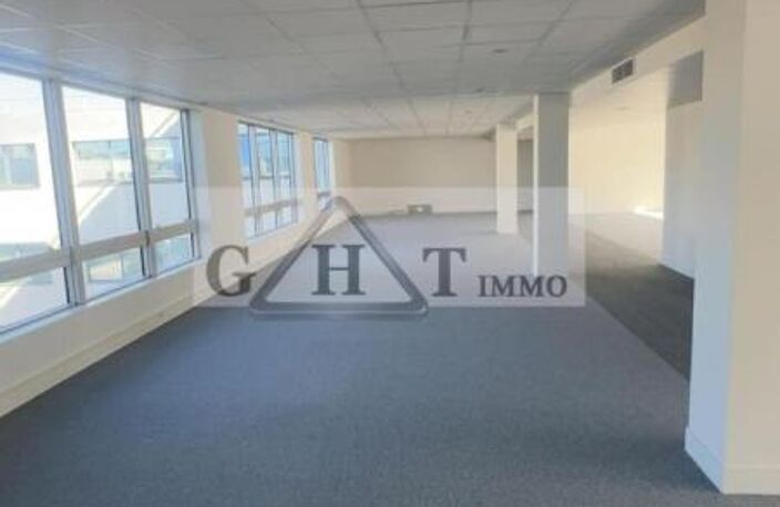 A LOUER 273 M² DE BUREAUX A SAINT-OUEN SUR SEINE — photo 2