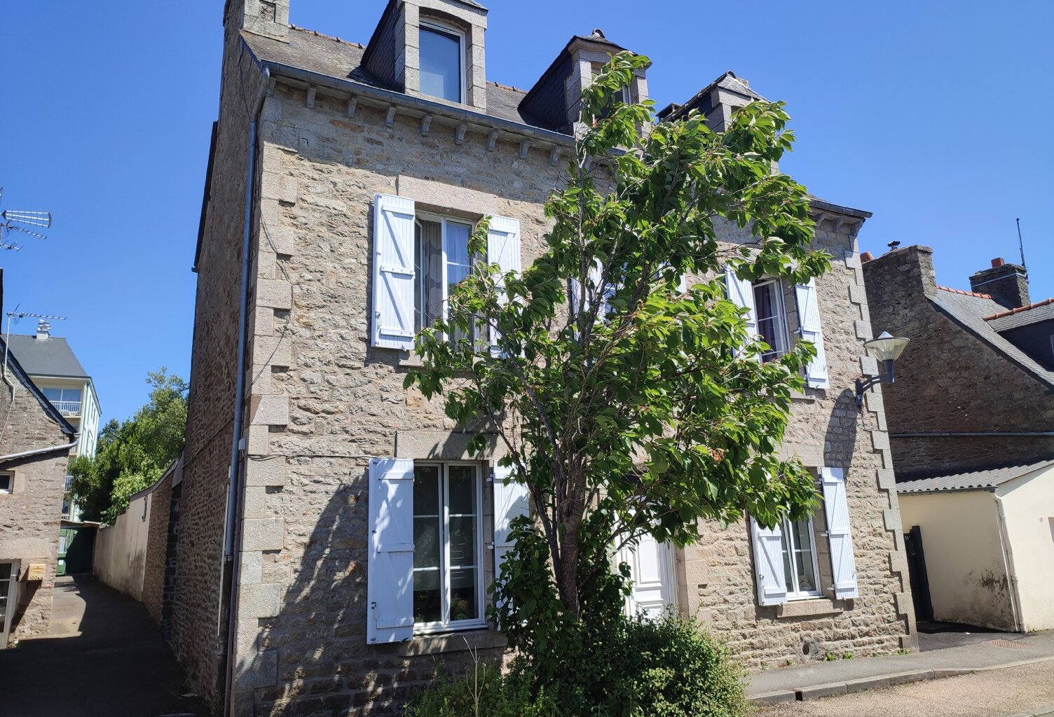À VENDRE  SOQUET IMMOBILIER - MAISON FAMILIALE AU COEUR DE DINAN - — photo 1