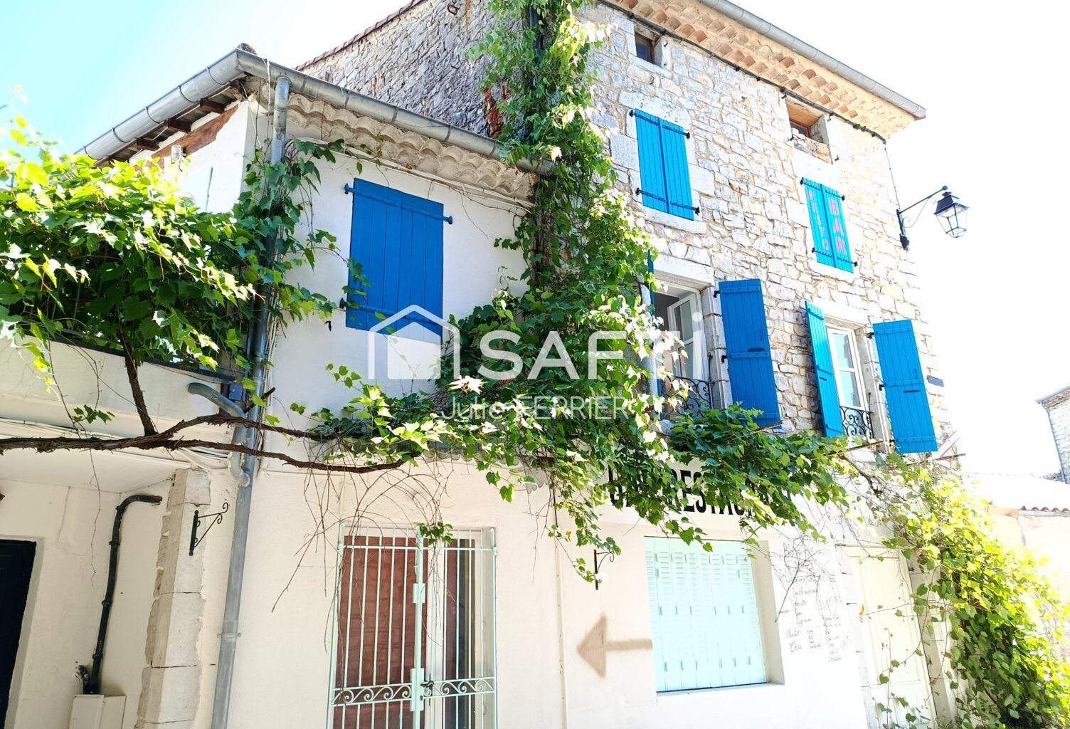 Ensemble immobilier composé de huit studios à usage d'habitations en pierre entièrement rénovées. — photo 1