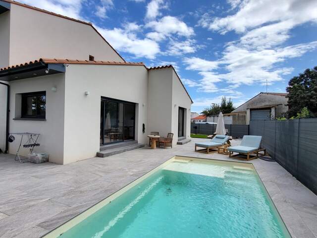 Belle villa neuve avec garage et piscine — photo du bien