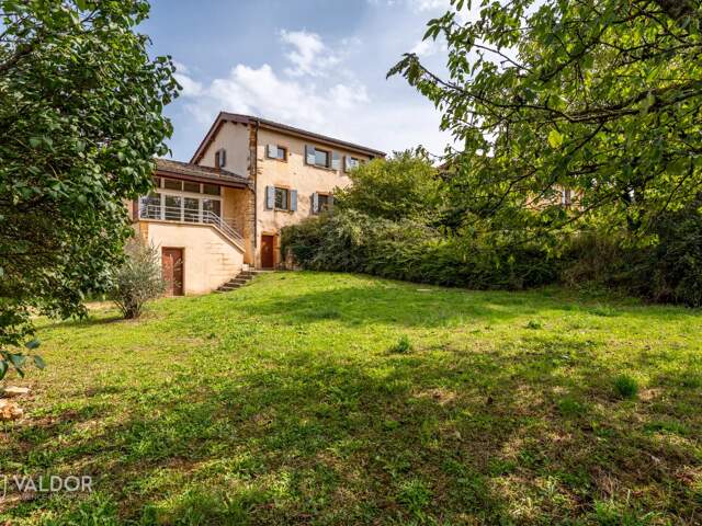 Maison en pierres dorées avec vue panoramique au calme — photo du bien