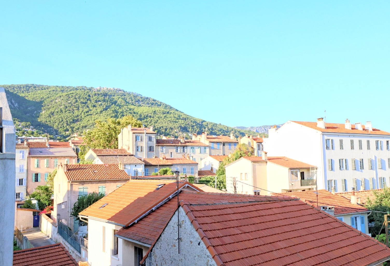 M2210 - TOULON - Saint Jean du Var - Appartement T2 - Dernier étage - Balcon — photo 1