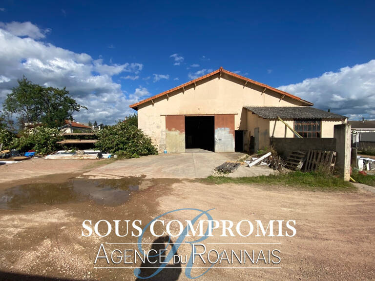 Bâtiment à vendre à LE COTEAU de 214m2 avec terrain clos de — photo 1