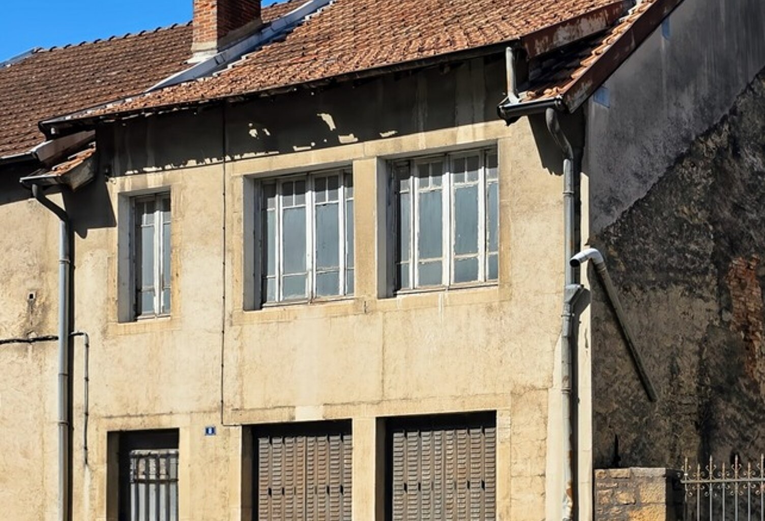 Maison mitoyenne à rénover – Idéal investisseur – 3 étages et sous-sol (39) — photo 1