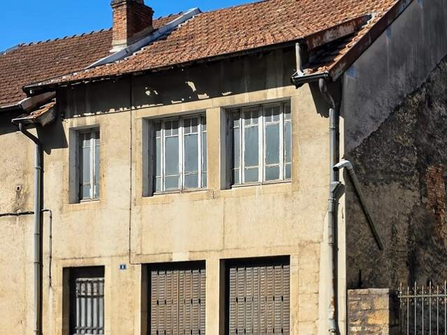 Maison mitoyenne à rénover – Idéal investisseur – 3 étages et sous-sol (39) — photo du bien