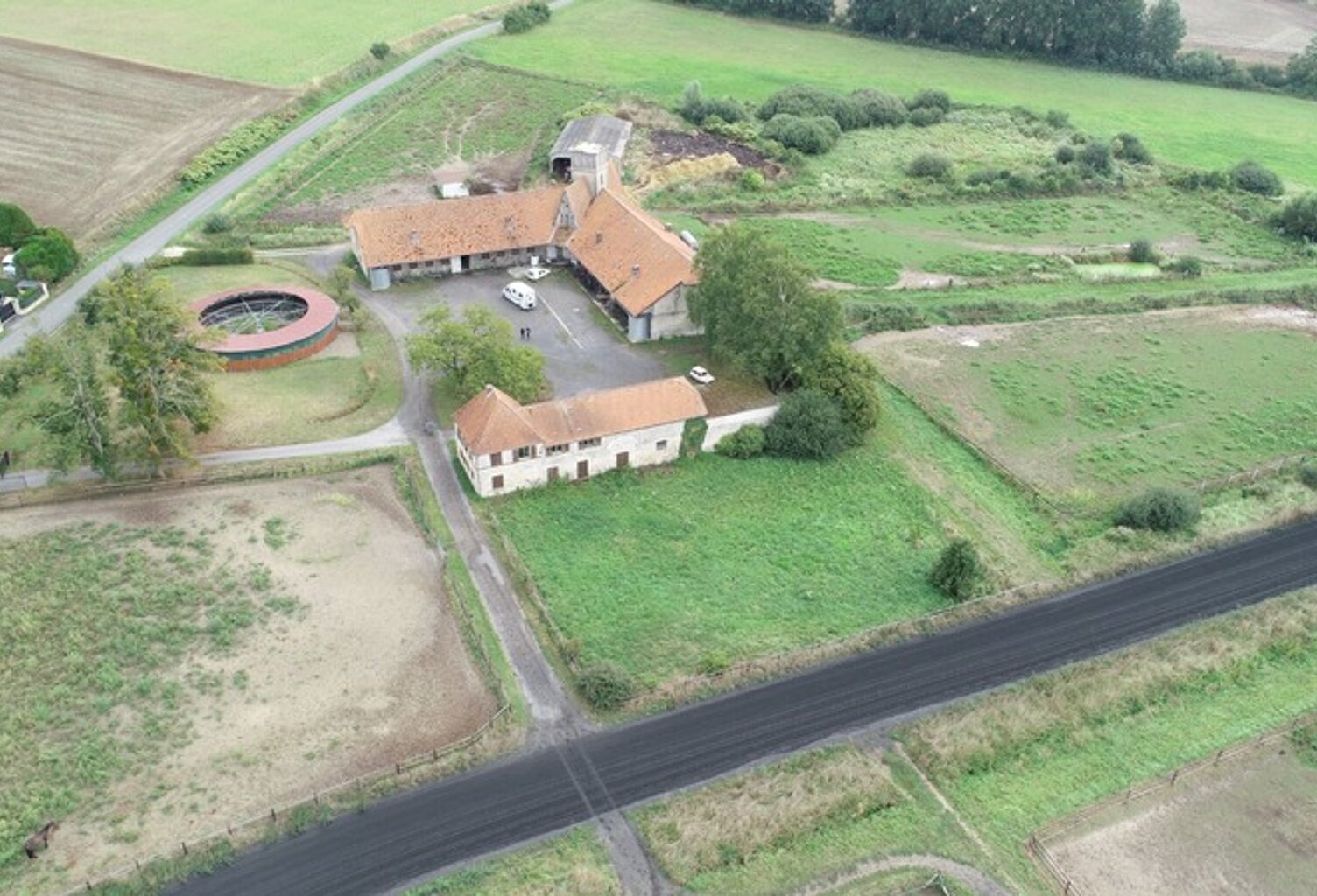 Dpt Aisne (02), à vendre COUCY LE CHATEAU AUFFRIQUE  superbe corps de ferme sur 17 hectares — photo 1