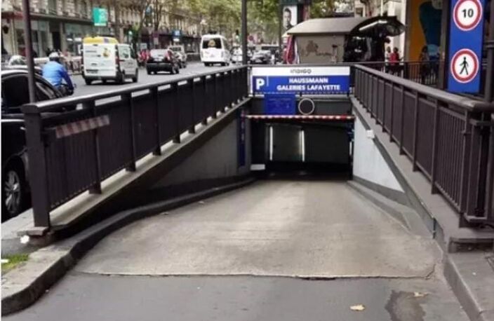Paris IXème - Galeries Haussmann - Emplacement de parking — photo 2
