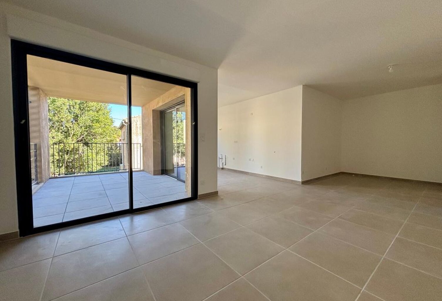 Appartement T3 avec terrasse et parking — photo 1