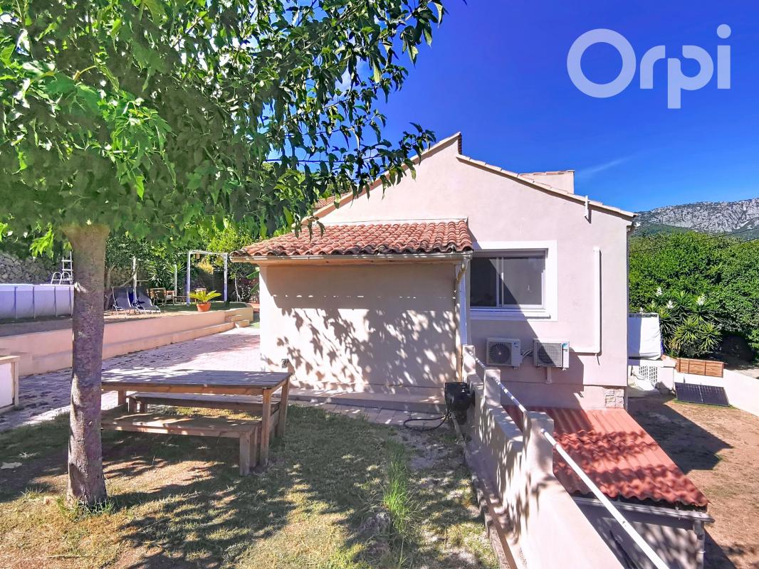 Coup de coeur pour cette jolie maison de type 4 rénovée de 100 m² sur un terrain de 625 m² joliment aménagé - avec stationnement aisé