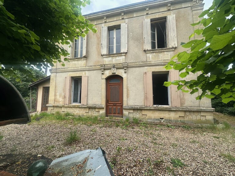 Vue exceptionelle grande batisse Sainte Croix Du Mont — photo 1