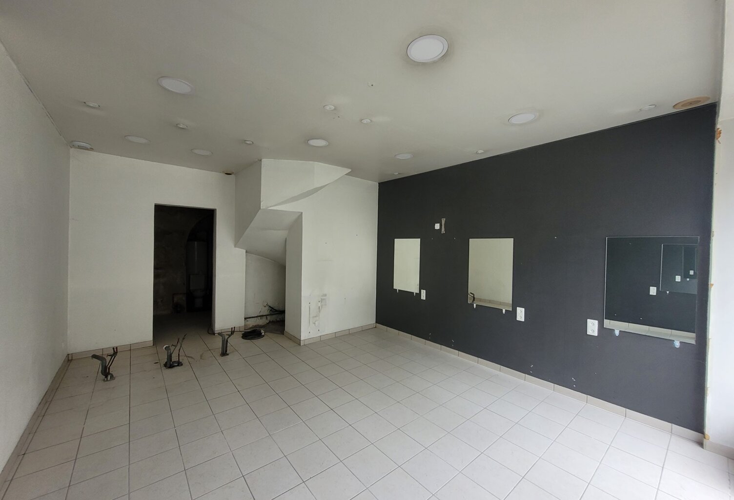 MURS COMMERCIAUX — photo 1