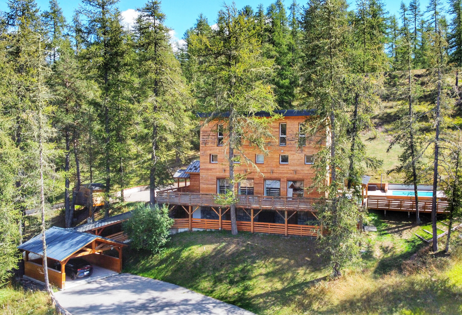 Chalet 385 m2 sur 2700 du terrain avec une piscine et jacuzz — photo 1
