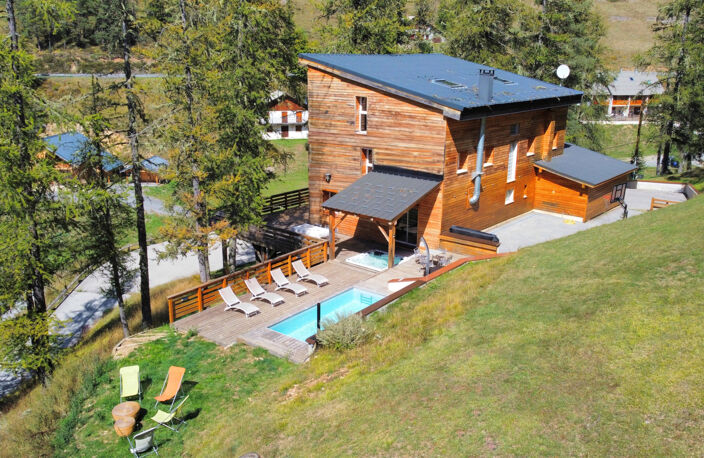 Chalet 385 m2 sur 2700 du terrain avec une piscine et jacuzz — photo 2