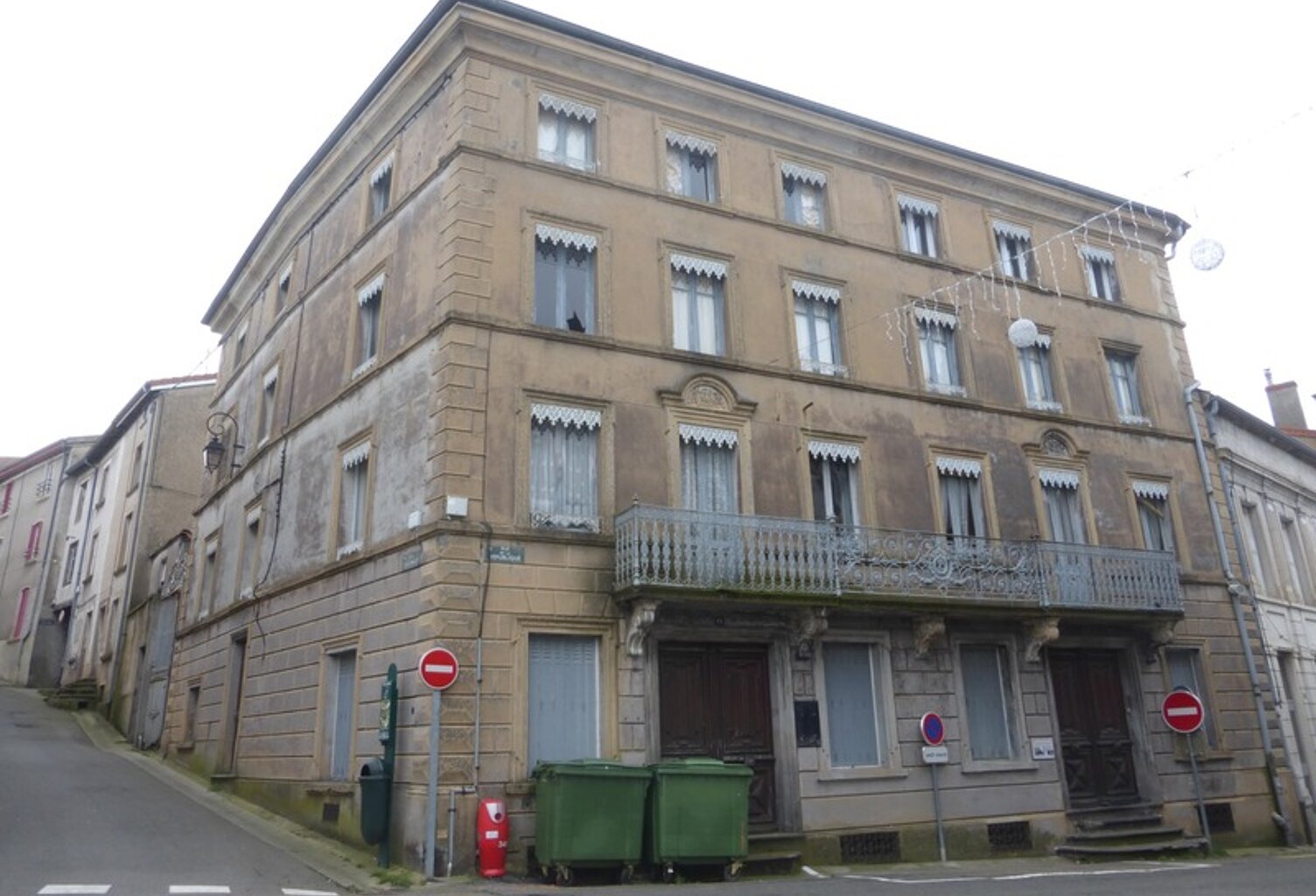 Dpt Loire (42), à vendre PANISSIERES Immeuble à réhabiliter de 1200 m2 — photo 1
