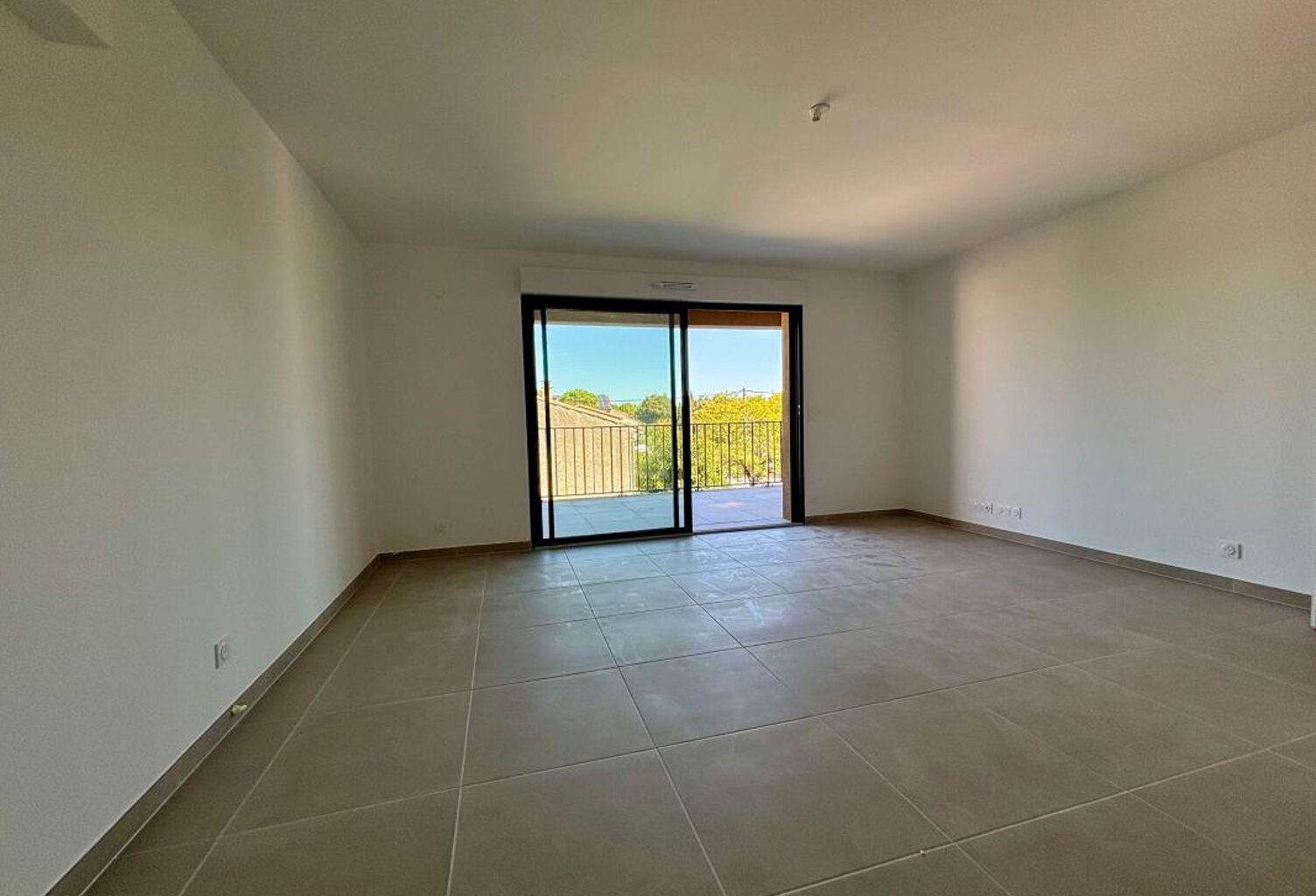 Appartement T4 dernier étage avec terrasse et parking — photo 1