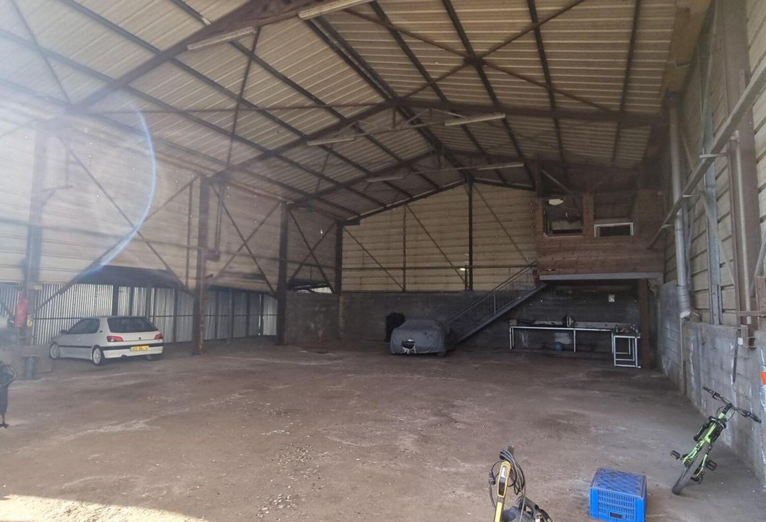 A LOUER ENTREPOT DE 350M² ST PIERRE — photo 1