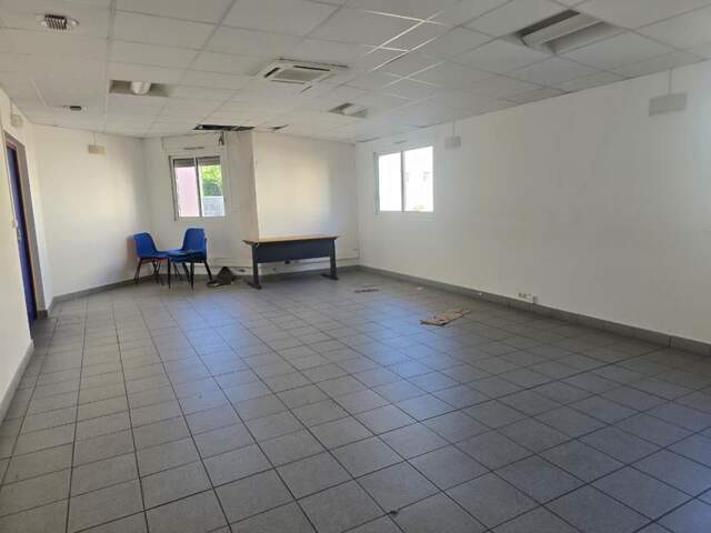 SAINT-JOSEPH - GRAND LOCAL SUR 3 NIVEAUX — photo du bien