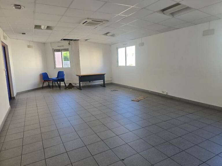 SAINT-JOSEPH - GRAND LOCAL SUR 3 NIVEAUX — photo 1