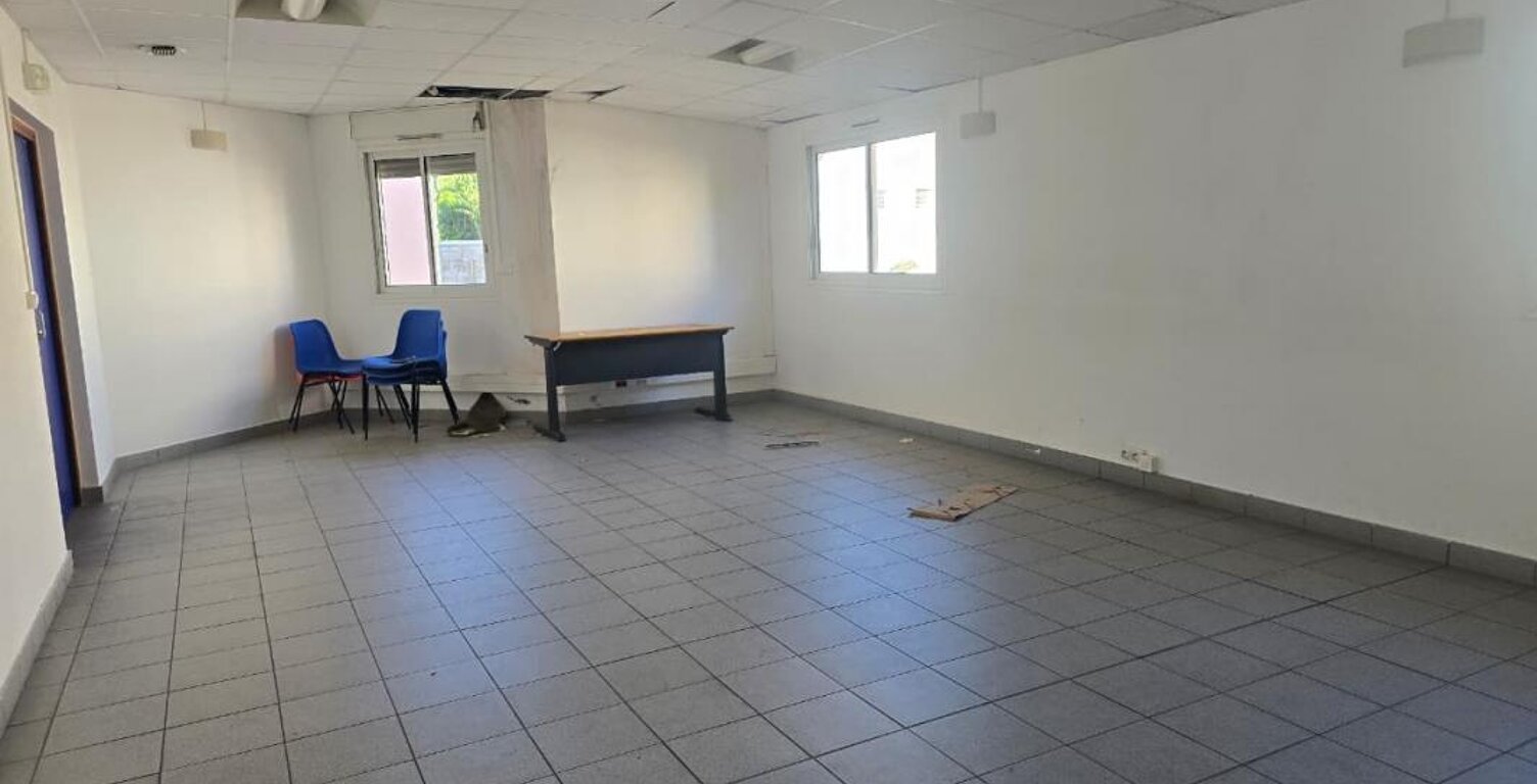 SAINT-JOSEPH - GRAND LOCAL SUR 3 NIVEAUX — photo 1