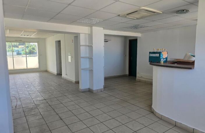 SAINT-JOSEPH - GRAND LOCAL SUR 3 NIVEAUX — photo 2